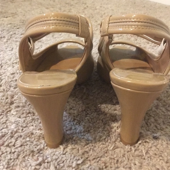 J. RENEE BEIGE / TAN LEATHER SLINGBACK PUMPS - 9W - Picture 4 of 6